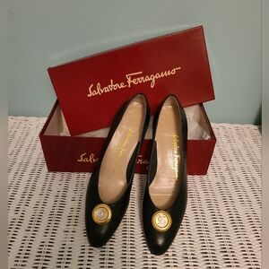 Vintage Salvatore Ferragamo Messina Low Heel Pump Size 6.5 AAA Made in Italy.